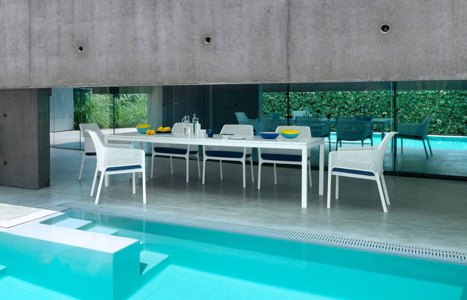 NEBEN-DEM-POOL
