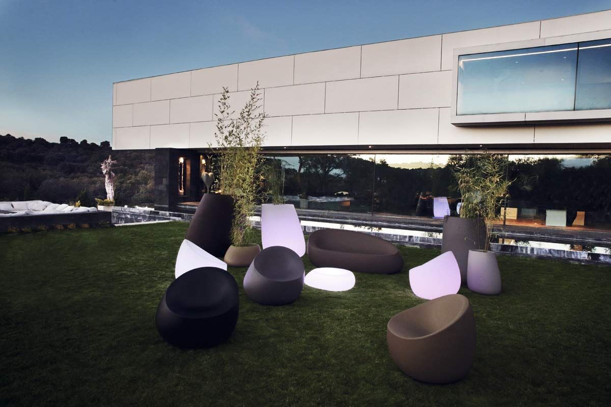 design-light-up-outdoor-furniture-sofa-loungechair-table-light-upplanters-stones-stefanogiovannoni-vondom